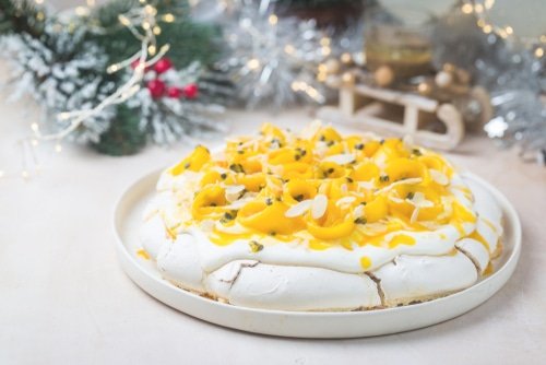 meringue,cake,pavlova,with,fresh,mango,and,passion,fruit,and